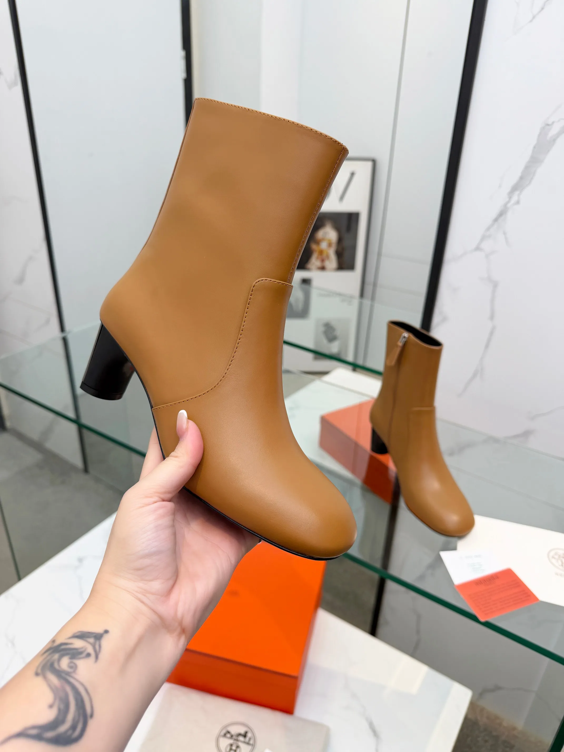 👟👟Ex-factory price 800👟👟 Top version purchasing agent Hermes 2025 autumn and winter new Lisa thick heel side zipper and naked women's short boots H family letter logo high heel round toe Martin knight boots Material: imported calfskin upper + water-dyed sheepskin lining + Italian genuine leather outsole Heel height: 5.5CM Size: Women’s size 35-41 (40.41 customized, non-refundable)